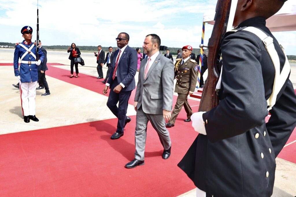 The prime minister of Saint Lucia, Philip Joseph Pierre, being received by Venezuelan Foreign Affairs Minister Yván Gil at the Simón Bolívar International Airport. Photo: X/@yvangil.