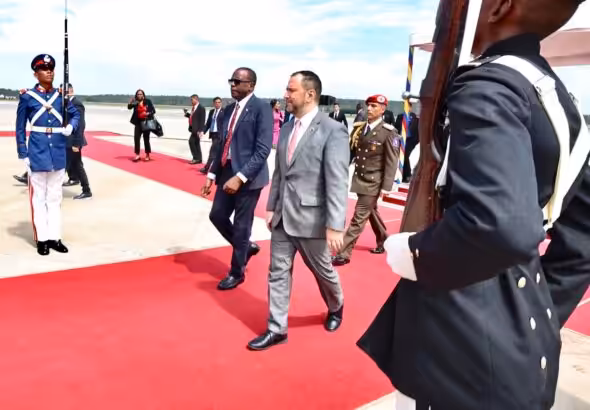 The prime minister of Saint Lucia, Philip Joseph Pierre, being received by Venezuelan Foreign Affairs Minister Yván Gil at the Simón Bolívar International Airport. Photo: X/@yvangil.