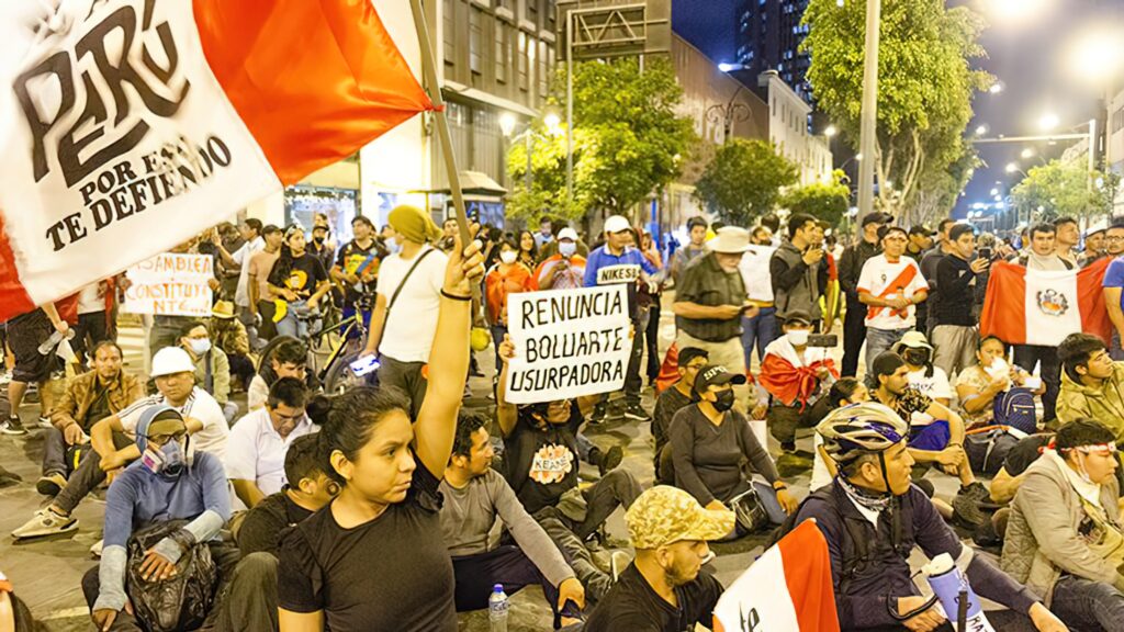 Peruvian in the streets call for Boularte, usurper resign. Photo: Resumen Latinoamericano/File photo.