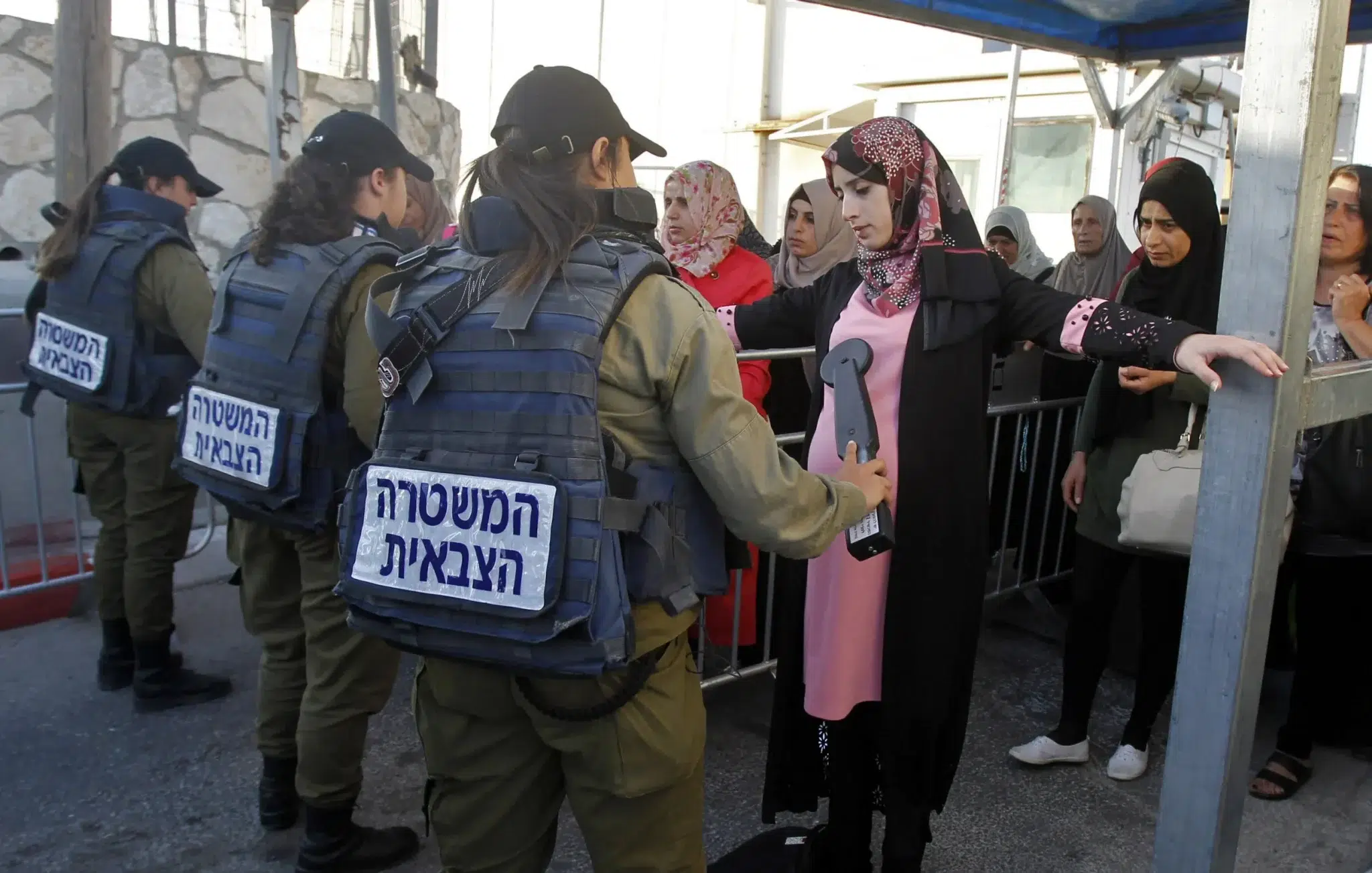 Palestinians pass through an Israeli checkpoint between Bethlehem and Jerusalem in the occupied West Bank. Photo: Getty images/File photo.