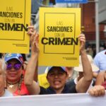 Venezuelans march in Caracas with posters that say "Sanctions are a crime." Photo: VTV.