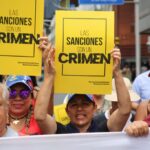 Venezuelans march in Caracas with posters that say "Sanctions are a crime." Photo: VTV/File photo.