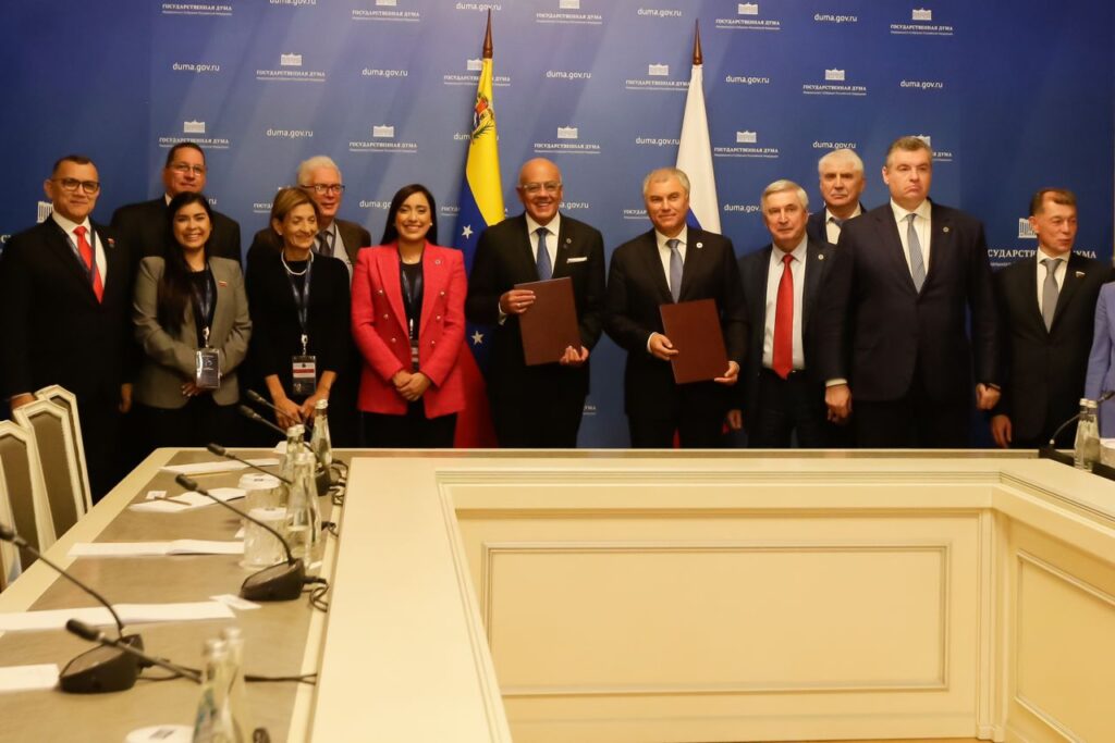 Venezuelan National Assembly President Jorge Rodríguez and Russian State Duma President Vyacheslav Volodin hold copies of the signed inter-parliamentary cooperation agreement, accompanied by their delegations. Photo: Wilmer Errades.