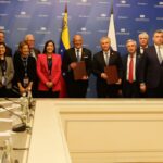 Venezuelan National Assembly President Jorge Rodríguez and Russian State Duma President Vyacheslav Volodin hold copies of the signed inter-parliamentary cooperation agreement, accompanied by their delegations. Photo: Wilmer Errades.
