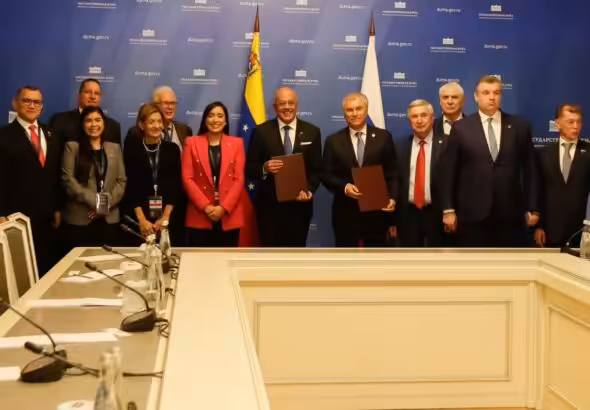 Venezuelan National Assembly President Jorge Rodríguez and Russian State Duma President Vyacheslav Volodin hold copies of the signed inter-parliamentary cooperation agreement, accompanied by their delegations. Photo: Wilmer Errades.