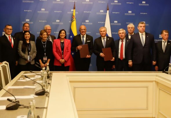 Venezuelan National Assembly President Jorge Rodríguez and Russian State Duma President Vyacheslav Volodin hold copies of the signed inter-parliamentary cooperation agreement, accompanied by their delegations. Photo: Wilmer Errades.