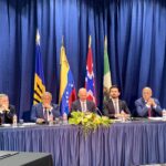 Gerardo Blyde, Unitary Platform head of delegation (left) and Jorge Rodriguez head of the Venezuelan government delegation (right) along the diplomatic witnesses from Barbados, Mexico and Norway. Photo: Ultimas Noticias.