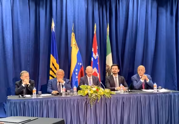 Gerardo Blyde, Unitary Platform head of delegation (left) and Jorge Rodriguez head of the Venezuelan government delegation (right) along the diplomatic witnesses from Barbados, Mexico and Norway. Photo: Ultimas Noticias.