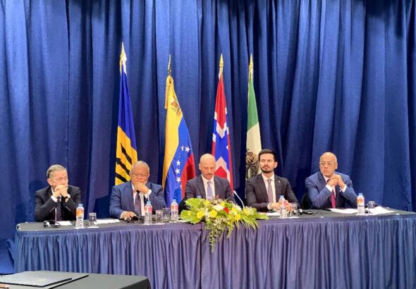 Gerardo Blyde, Unitary Platform head of delegation (left) and Jorge Rodriguez head of the Venezuelan government delegation (right) along the diplomatic witnesses from Barbados, Mexico and Norway. Photo: Ultimas Noticias.