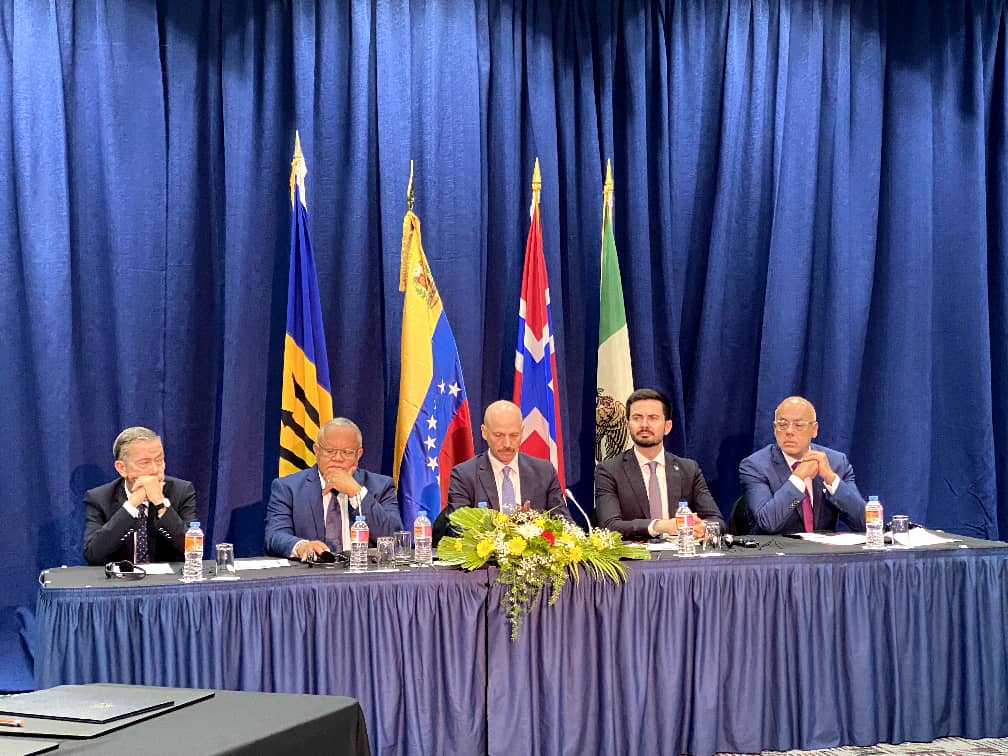 Gerardo Blyde, Unitary Platform head of delegation (left) and Jorge Rodriguez head of the Venezuelan government delegation (right) along the diplomatic witnesses from Barbados, Mexico and Norway. Photo: Ultimas Noticias.