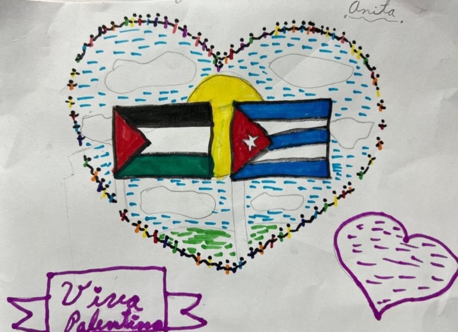 Drawing by Cuban girl Anita with a heart containing the Cuban and the Palestinian flag with a sun behind them. Photo: Al Mayadeen. (Al Mayadeen)