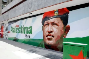 Street painting in Caracas, Venezuela, with the picture of President Hugo Chavez (right) and a person's head covered with a Palestinian keffiyah (right) and in the middle the caption "Long Live Free Palestine." Photo: Alba Ciudad/File photo.