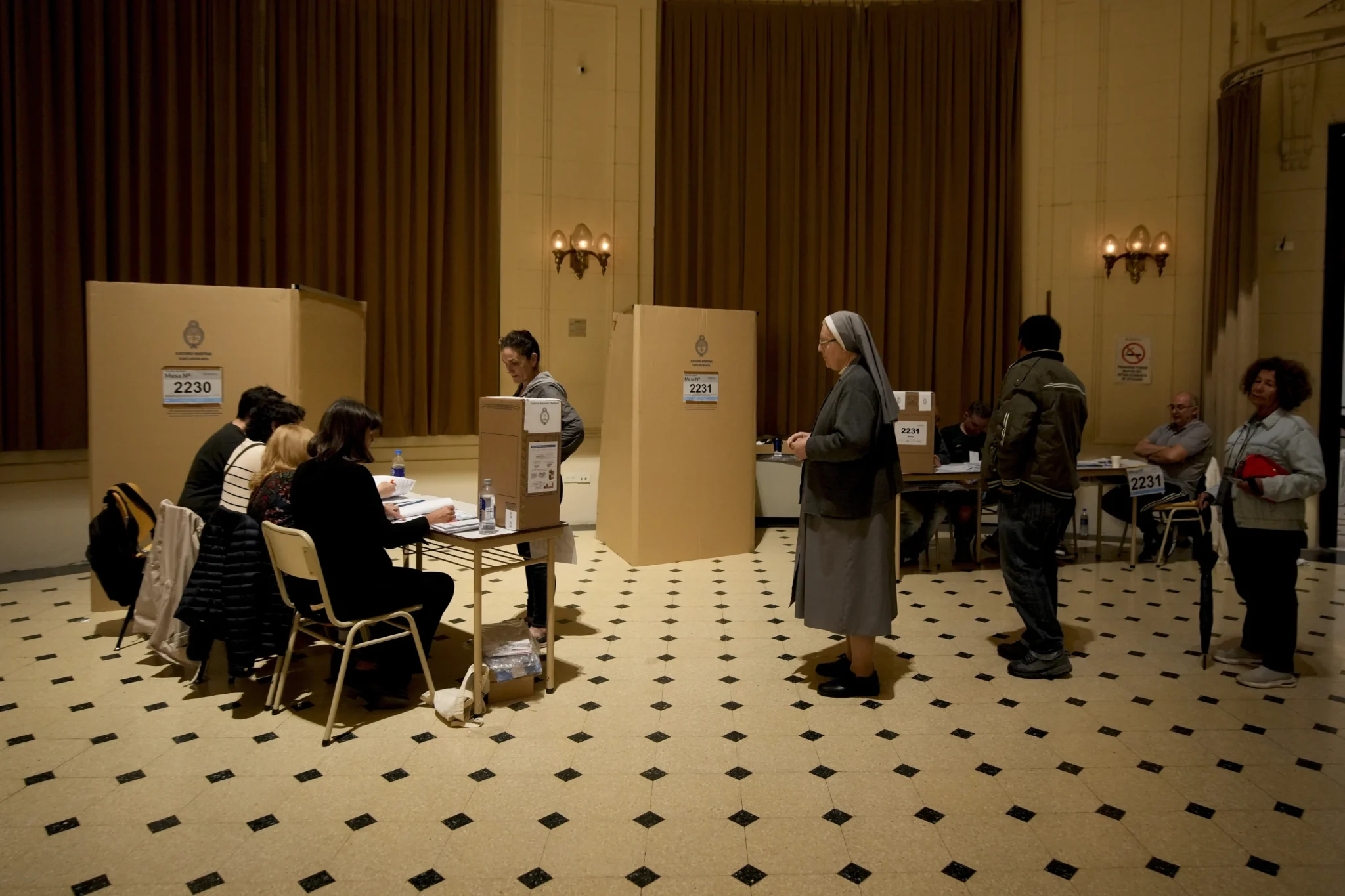 Argentinians line up to vote in the general elections in Buenos Aires. Photo: AP Photo/Natacha Pisarenko.