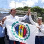 Democratic Action (AD) leader Henri Ramos Allup (right) raising the fist of Carlos Prosperi (left) while both hold an AD flag during the announcement of his appointment as opposition primaries pre-candidate on September 12, 2023. Photo: Notitarde/file photo.