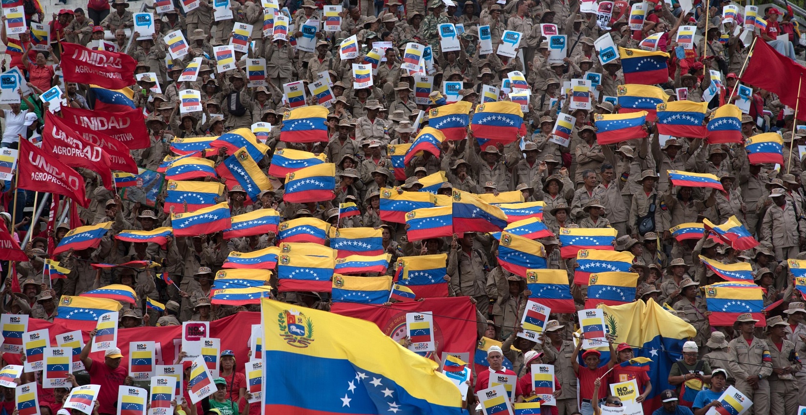 Crowds of the Venezuelan military waving national flags. Photo: Sputnik.
