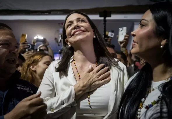 Venezuelan opposition politician María Corina Machado with her hand on her chest, escorted by Andrés Velásquez (left) and Delsa Solórzano (right), celebrating her victory in the opposition primaries held this Sunday, October 22, 2023. Photo: EFE.