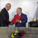 Venezuela's National Electoral Council (CNE) President Elvis Amoroso (right) receive the National Assembly request to organize a referendum on the Essequibo territory dispute at the CNE headquarters in Caracas on Friday, October 20, 2023. Photo: Willmer Errades/Ultimas Noticias.