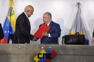 Venezuela's National Electoral Council (CNE) President Elvis Amoroso (right) receive the National Assembly request to organize a referendum on the Essequibo territory dispute at the CNE headquarters in Caracas on Friday, October 20, 2023. Photo: Willmer Errades/Ultimas Noticias.