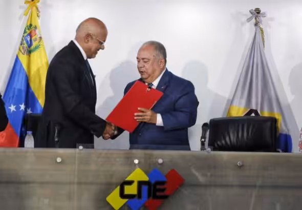Venezuela's National Electoral Council (CNE) President Elvis Amoroso (right) receive the National Assembly request to organize a referendum on the Essequibo territory dispute at the CNE headquarters in Caracas on Friday, October 20, 2023. Photo: Willmer Errades/Ultimas Noticias.