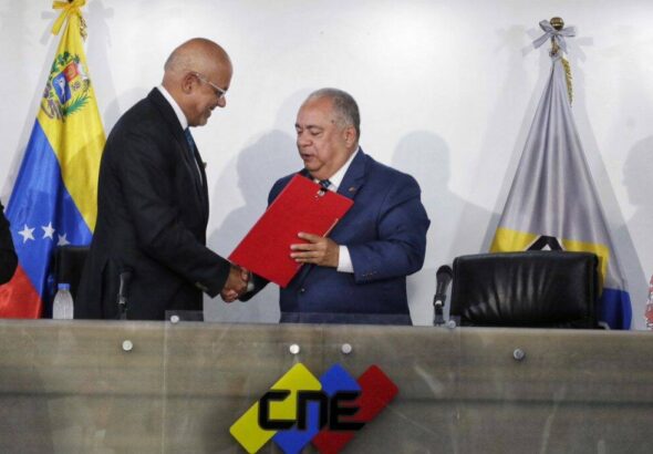 Venezuela's National Electoral Council (CNE) President Elvis Amoroso (right) receive the National Assembly request to organize a referendum on the Essequibo territory dispute at the CNE headquarters in Caracas on Friday, October 20, 2023. Photo: Willmer Errades/Ultimas Noticias.