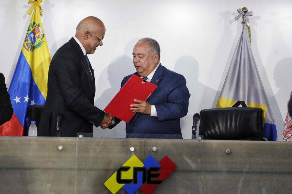 Venezuela's National Electoral Council (CNE) President Elvis Amoroso (right) receive the National Assembly request to organize a referendum on the Essequibo territory dispute at the CNE headquarters in Caracas on Friday, October 20, 2023. Photo: Willmer Errades/Ultimas Noticias.