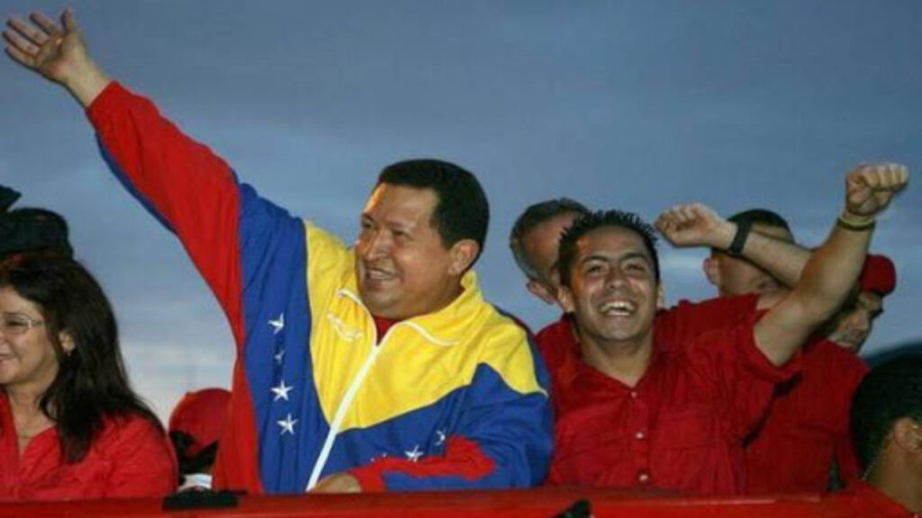 Former Venezuelan President Hugo Chávez (left) next to then-student leader Robert Serra (right) during a political rally. Photo: AFP/File photo.