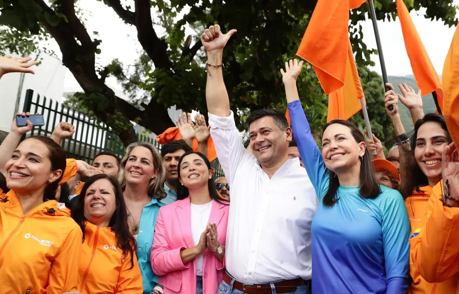 Disqualified to run for public office, politicians María Corina Machado and Freddy Superlano greet supporters in Caracas, Venezuela, October 13, 2023. Photo: Rayner Peña/EFE.