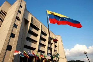 Venezuelan Supreme Court of Justice headquarters in Caracas, Venezuela, with a Venezuelan flag. Photo: File photo.