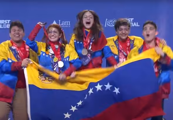 The Venezuelan team celebrating their victory in the FIRST Global Challenge robotics world championship, held in Singapore from October 7 to 10, 2023. Photo: Screenshot by Alba Ciudad.
