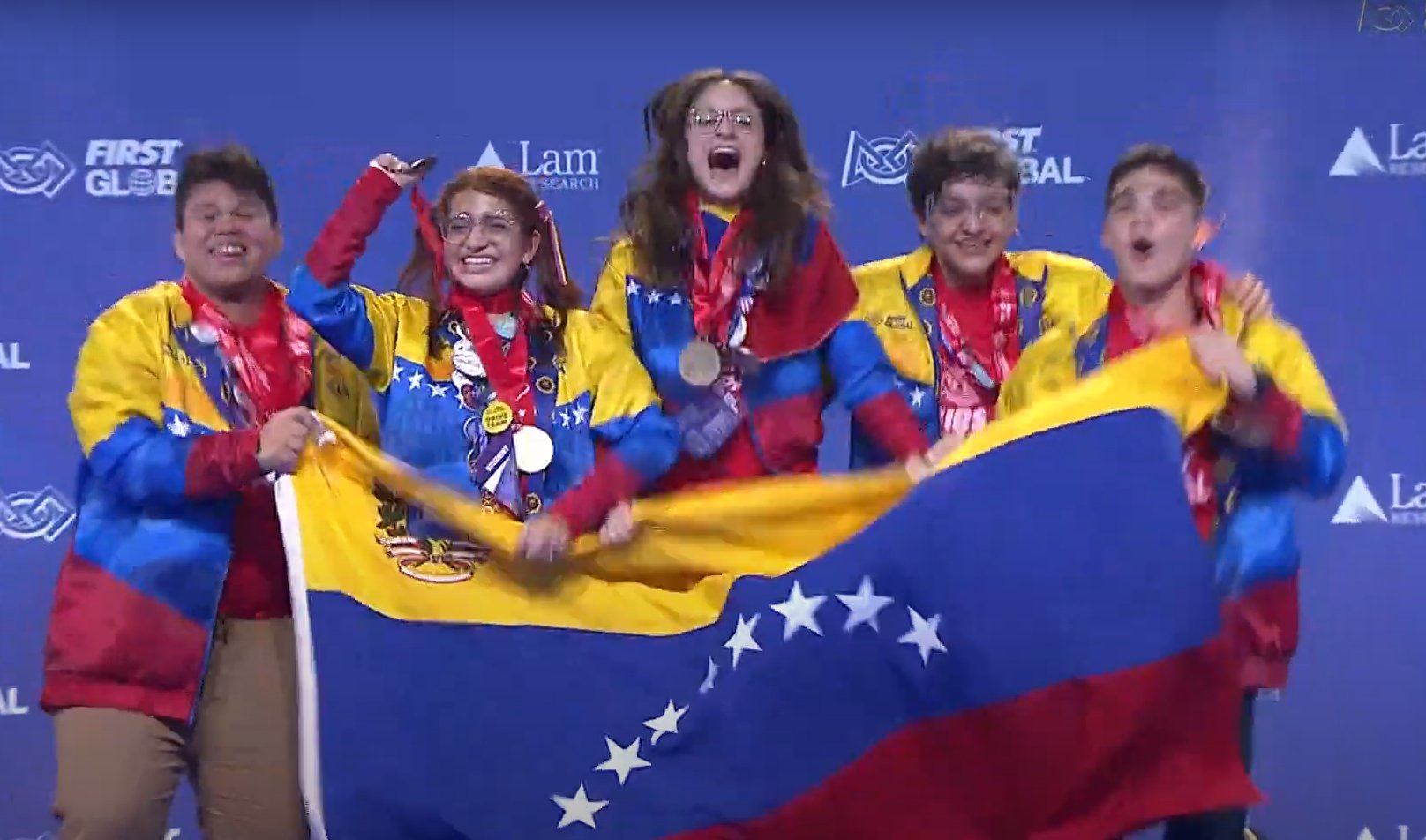 The Venezuelan team celebrating their victory in the FIRST Global Challenge robotics world championship, held in Singapore from October 7 to 10, 2023. Photo: Screenshot by Alba Ciudad.