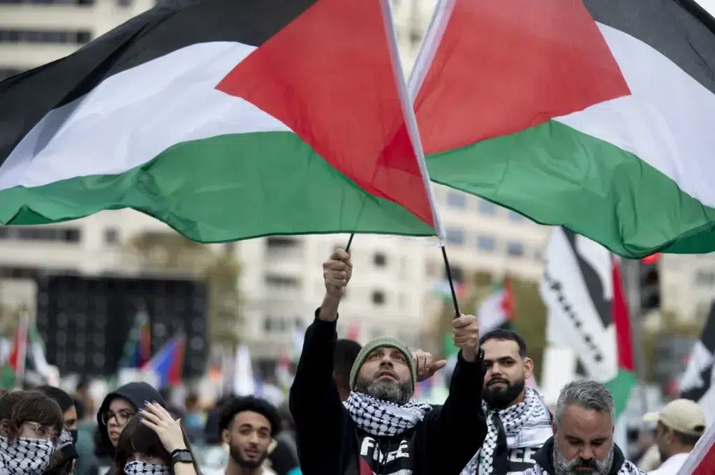 Pro-Palestine demonstrators gather in Washington DC. Photo: Tyrone Turner/DCist/WAMU.