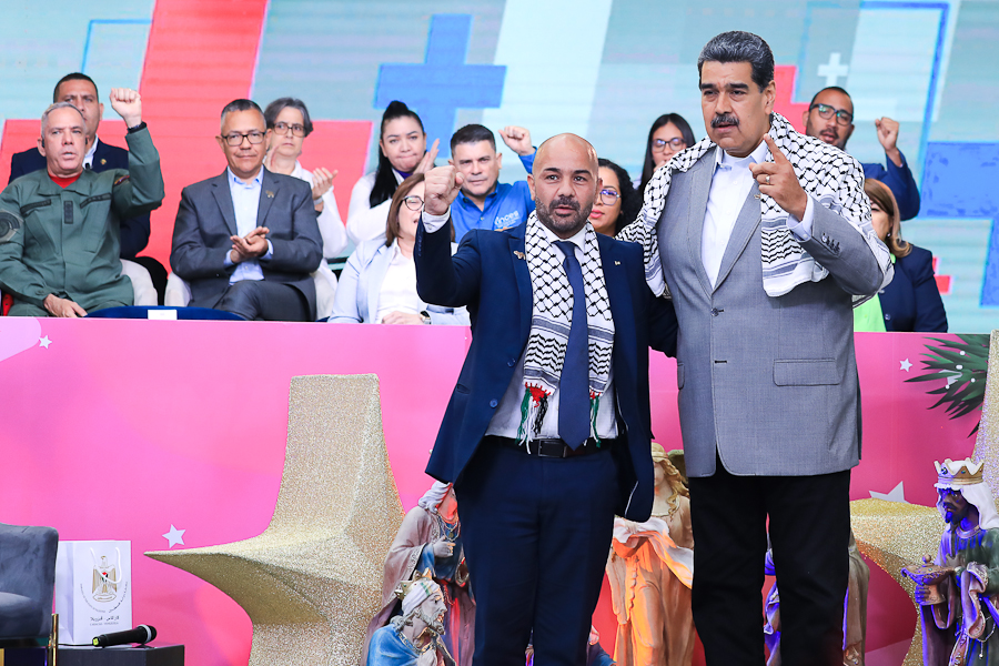 Palestinian ambassador to Venezuela Fadi Alzaben (left) and Venezuelan President Nicolas Maduro (right) during the Con Maduro+ program on Monday, November 6, 2023. Photo: Presidential Press.