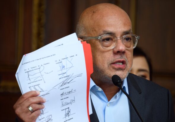 Jorge Rodríguez showing the agreement signed in Barbados last month. Photo: Gaby Oraa/Bloomberg.