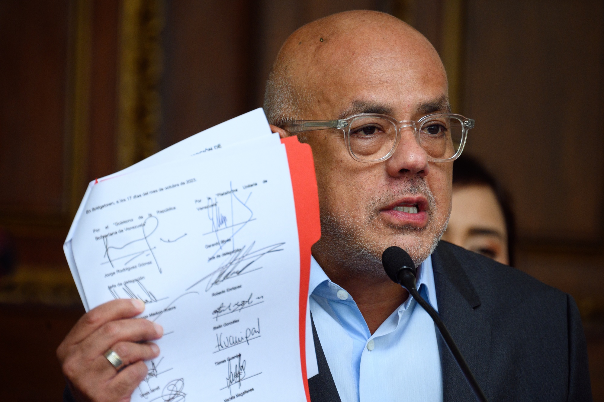 Jorge Rodríguez showing the agreement signed in Barbados last month. Photo: Gaby Oraa/Bloomberg.