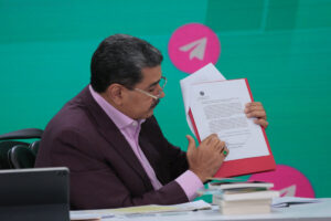Venezuelan President Nicolas Maduro shows the letter he sent to United Nations demanding rectification of the Essequibo territory dispute during his television program Con Maduro+ on Monday, November 13, 2023. Photo: Venezuela Presidential Press.