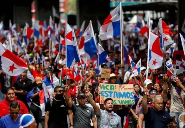 Panamanians on the streets demonstrating against the government contract with Canadian mining company First Quantum and its subsidiary Minera Panamá in Panama City on November 3. Photo: AFP/File photo.