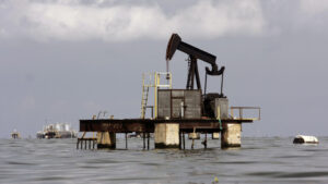 Oil rig on the Maracaibo Lake, Venezuela. Photo: Jose Isaac Bula Urrutia / Gettyimages.ru.