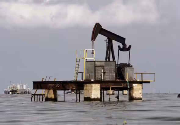 Oil rig on the Maracaibo Lake, Venezuela. Photo: Jose Isaac Bula Urrutia / Gettyimages.ru.