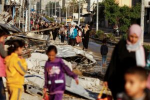 Displaced Palestinians walk along a road in Khan Younis, southern Gaza Strip, as they return to their homes after the start of the truce on November 24, 2023. Photo: Ibraheem Abu Mustafa/Reuters.