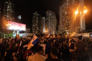 Panamanians protest against Canadian mega mining project. Photo: Walter Hurtado/Bloomberg.