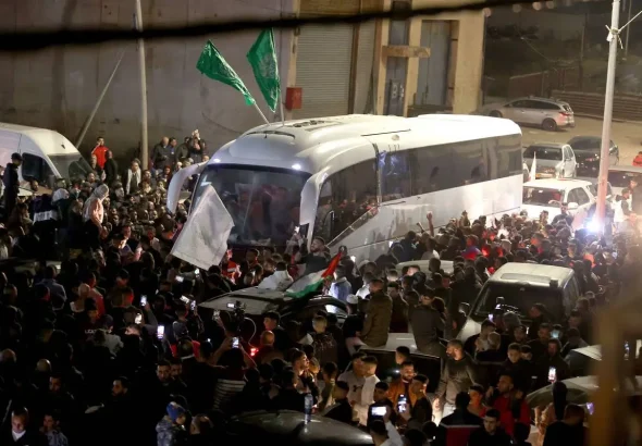 Released Palestinian prisoners arrive in Beitunia, west of Ramallah, in International Red Cross vehicles, as part of the four-day ceasefire agreement, November 24, 2023. Photo: Issam Rimawi/Anadolu Agency.