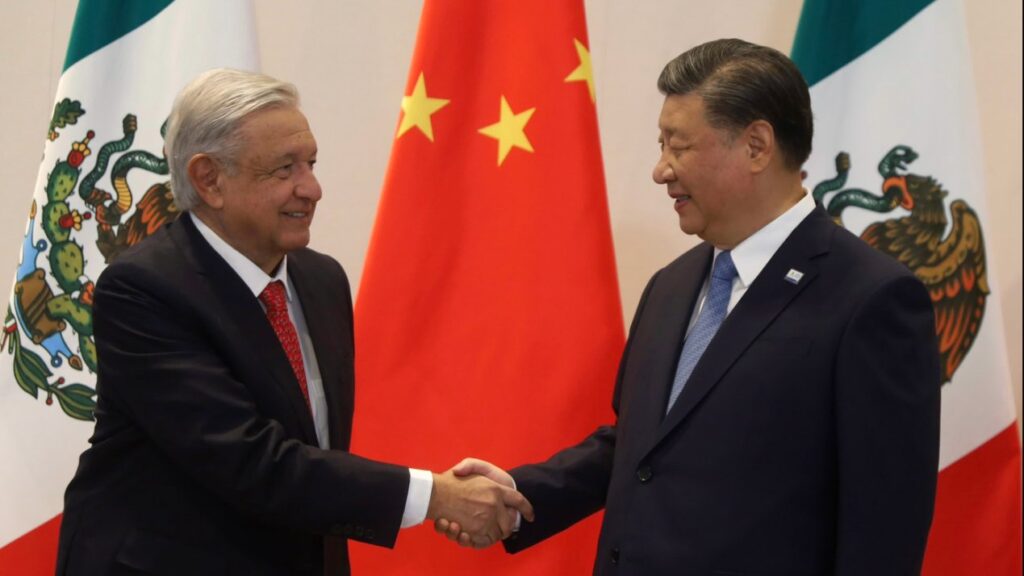 The president of Mexico, Andrés Manuel López Obrador (left) and the president of China, Xi Jinping, shake hands at their bilateral meeting at the APEC summit in San Francisco, November 16, 2023. Photo: Presidency of Mexico.