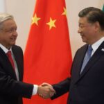 The president of Mexico, Andrés Manuel López Obrador (left) and the president of China, Xi Jinping, shake hands at their bilateral meeting at the APEC summit in San Francisco, November 16, 2023. Photo: Presidency of Mexico.