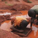 Child workers in a diamond mine in DR Congo's Kasai Oriental province. Photo: UNICEF.