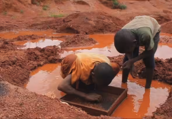 Child workers in a diamond mine in DR Congo's Kasai Oriental province. Photo: UNICEF.