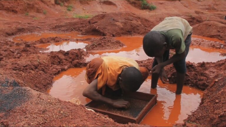 Child workers in a diamond mine in DR Congo's Kasai Oriental province. Photo: UNICEF.