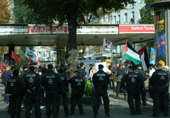 Berlin police surrounding a rally in solidarity with Palestinian prisoners and against anti-Palestinian repression, September 30, 2023. Photo: Samidoun Palestinian Prisoner Solidarity Network.