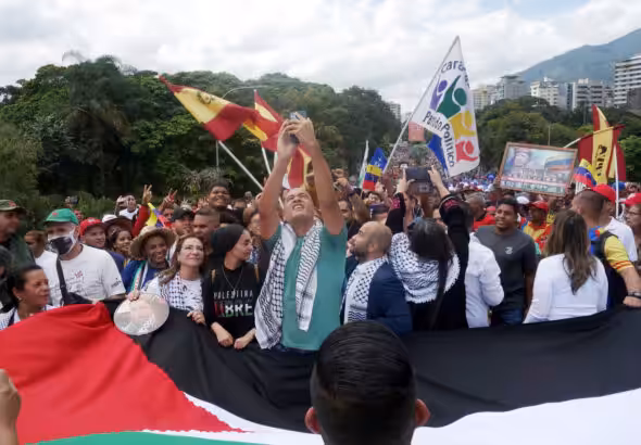 Venezuelans march with the Palestinian flag during a demonstration in support of the Palestinian people and in condemnation of Israeli state terrorism and its crimes against humanity, Caracas, November 4, 2023. Photo: X/@lubrio.