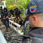 Venezuelan Interior Minister Remigio Ceballos and security agents watching part of the weapons seized during the operation to regain control of the Vista Hermosa Penitentiary Center in Ciudad Bolívar, November 6, 2023. Photo: X/@ELESPINITO.