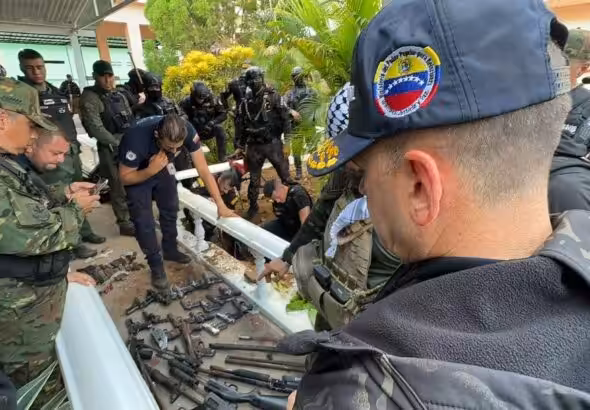 Venezuelan Interior Minister Remigio Ceballos and security agents watching part of the weapons seized during the operation to regain control of the Vista Hermosa Penitentiary Center in Ciudad Bolívar, November 6, 2023. Photo: X/@ELESPINITO.